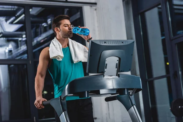 Deportista Cansado Con Toalla Agua Potable Durante Entrenamiento Cinta Correr —  Fotos de Stock