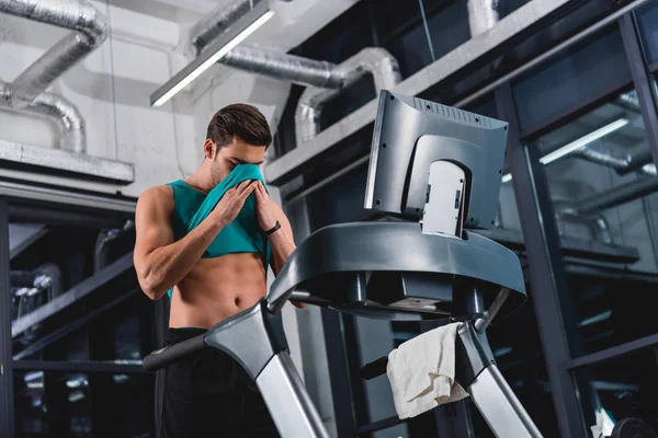 Sweaty Sportsman Training Treadmill Gym — Stock Photo, Image