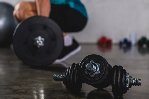 Sportman Opleiding Met Barbell Dumbbells Liggend Vloer Voorgrond — Stockfoto