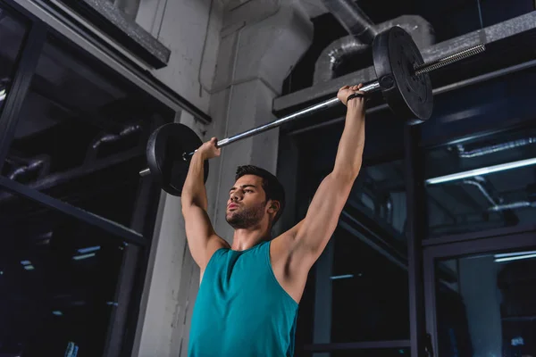 Forte Desportista Levantar Barbell Durante Treinamento Cruzado Ginásio — Fotografia de Stock