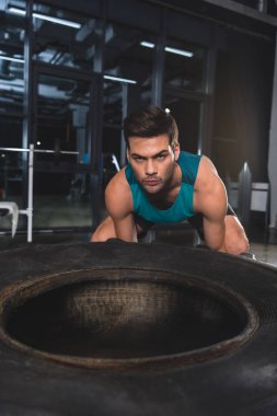 sporcu karşılıklı eğitimlerde sırasında lastik içinde jimnastik salonu kaldırma
