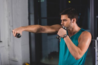 sporcu spor salonunda dumbbells ile eğitim
