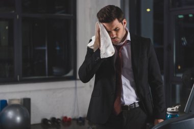 Spor Merkezi havlu ile yorgun terli işadamı 
