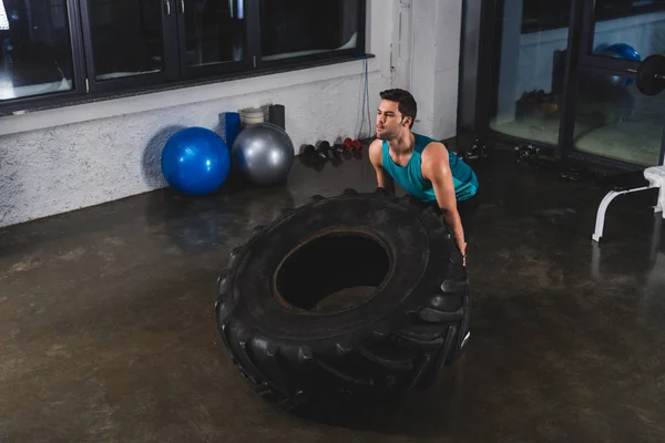 Neumático Elevación Deportivo Durante Entrenamiento Cruzado Gimnasio — Foto de stock gratis