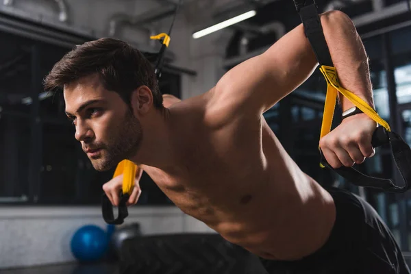 Entraînement Sportif Sans Chemise Avec Sangles Suspension Dans Salle Gym — Photo