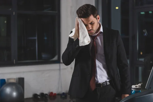 Cansado Hombre Negocios Sudoroso Con Toalla Centro Deportivo —  Fotos de Stock