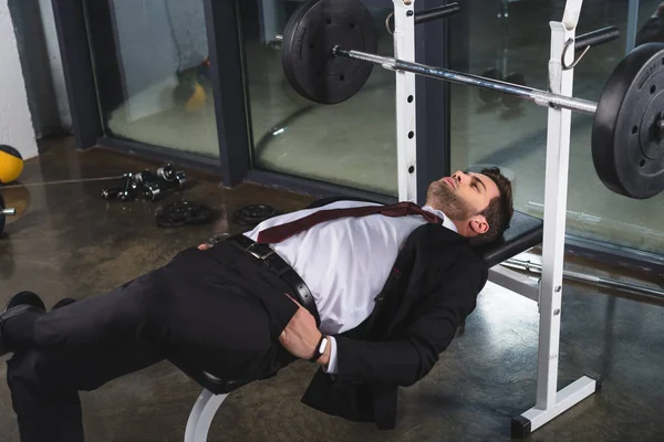 Geschäftsmann Anzug Liegt Mit Langhantel Fitnessstudio — Stockfoto