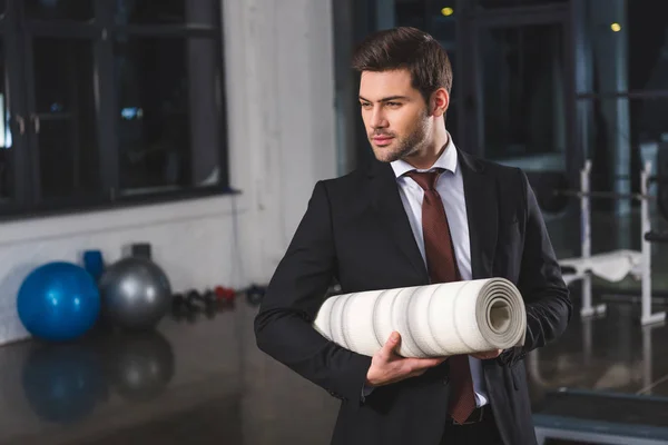 Guapo Hombre Negocios Traje Sosteniendo Esterilla Yoga Gimnasio — Foto de Stock