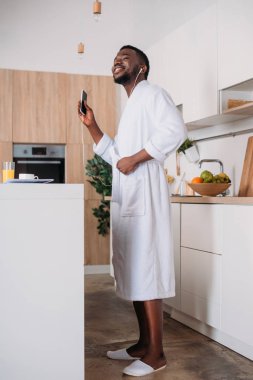Smartphone--dan müzik kulaklık Afro-Amerikan insanın düşük açılı görünüş