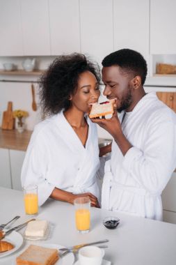 Afrika kökenli Amerikalı çift tost reçelli mutfakta yemek