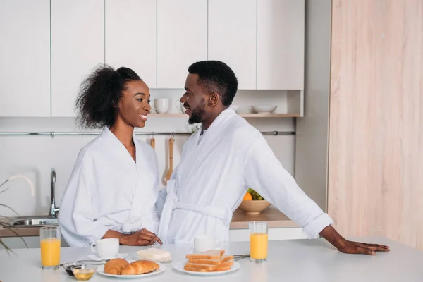 African American Couple Having Breakfast Kitchen — Free Stock Photo