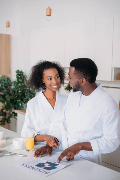 African American Man Talking Girlfriend Standing Table Business Newspaper — Free Stock Photo