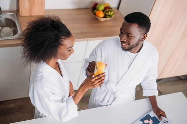 Visão Ângulo Alto Casal Clinking Com Copos Suco Laranja Manhã — Fotografia de Stock