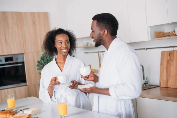 Sorridente Afroamericano Con Tazze Caffè Piedi Cucina — Foto Stock