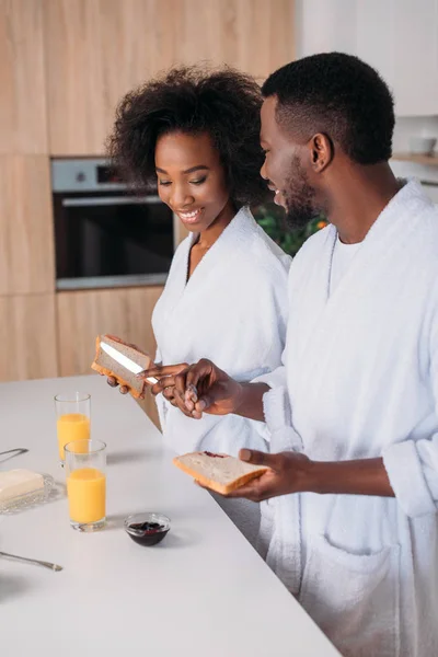 Junge Afrikanisch Amerikanische Paar Beim Frühstück Der Küche — Stockfoto