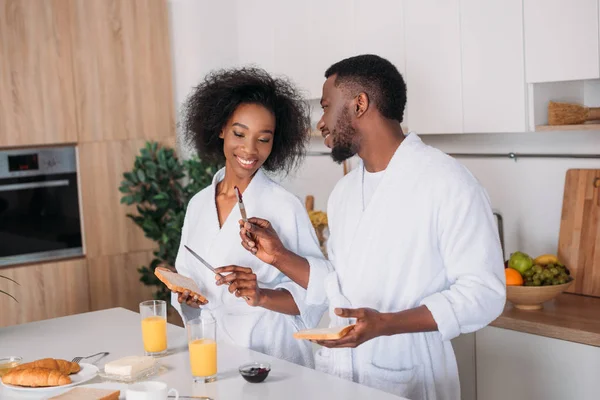 Χαμογελώντας Αφρικανική Αμερικανική Ζευγάρι Έχοντας Πρωινό Στην Κουζίνα — Φωτογραφία Αρχείου