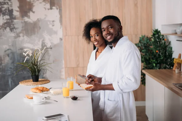 Χαμογελώντας Αφρικανική Αμερικανική Ζευγάρι Έχοντας Πρωινό Στην Κουζίνα — Φωτογραφία Αρχείου
