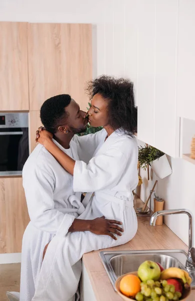 Side View African American Couple Kissing Kitchen — Free Stock Photo