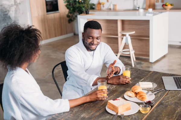 Young Couple Sitting Table Breakfast Laptop Kitchen — Free Stock Photo