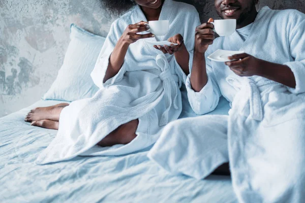 Imagem Recortada Jovem Casal Afro Americano Bebendo Café Cama — Fotografia de Stock