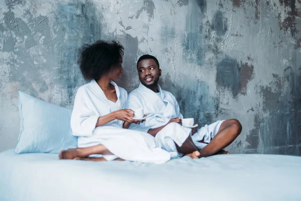 Pasangan Afrika Amerika Duduk Tempat Tidur Dengan Secangkir Kopi — Foto Stok Gratis