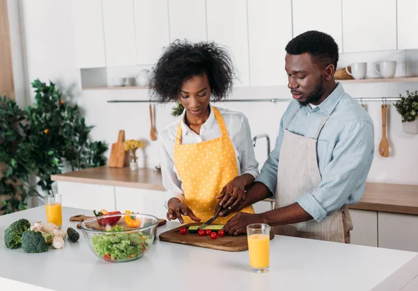 Young Couple Aprons Cutting Vegetables Board Kitchen — Stock Photo, Image