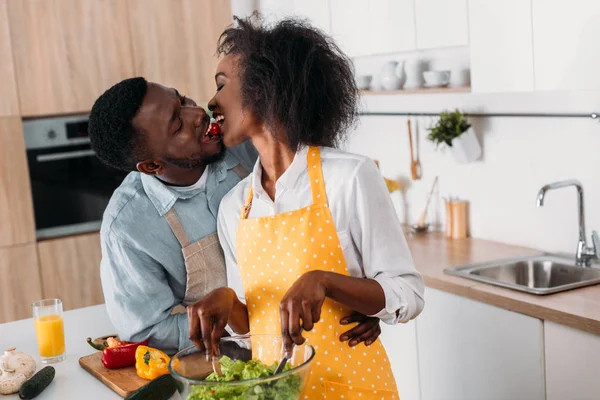 Pareja Joven Comiendo Tomate Cherry Mezclando Ensalada Tazón — Foto de Stock