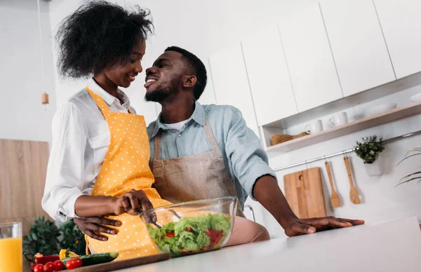 Baixo Ângulo Visão Americana Africana Abraçando Beijando Cozinha — Fotografia de Stock