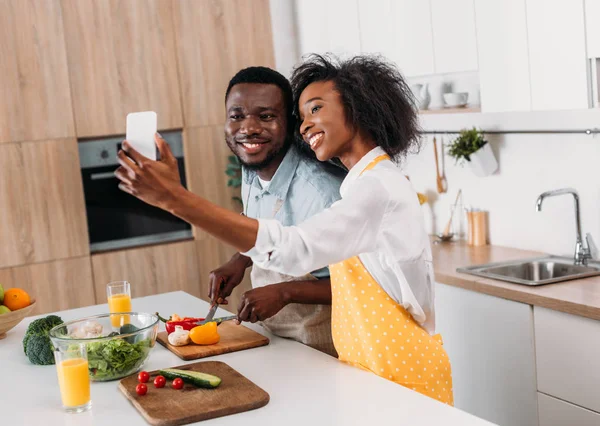 Smiling Young Couple Taking Selfie While Cutting Vegetables Board Table — Stock Photo, Image