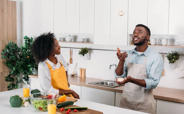 Jeune Homme Jonglant Avec Des Champignons Petite Amie Debout Près — Photo