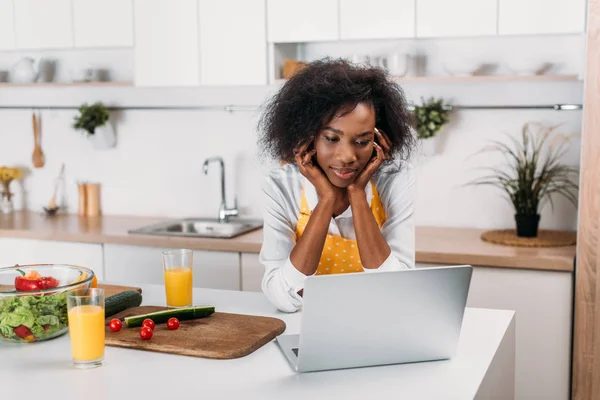 Mujer Afroamericana Viendo Portátil Mesa Cocina — Foto de Stock