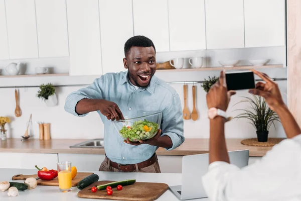 Imagem Cortada Mulher Tirando Foto Namorado Segurando Tigela Com Salada — Fotografia de Stock