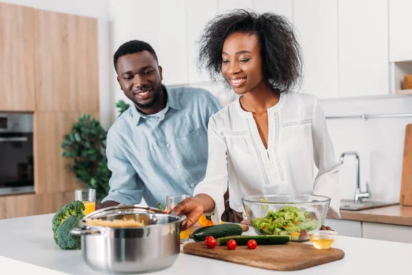 Young Smiling Couple Standing Table Vegetables Salad Pasta Saucepan — Stock Photo, Image