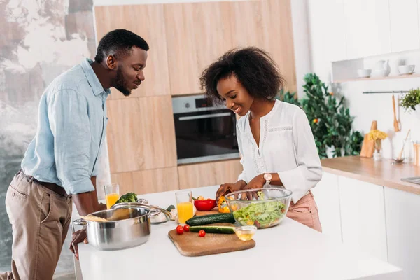 Couple Souriant Debout Table Avec Légumes Salade Pâtes Dans Une — Photo