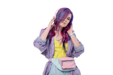 Mor trençkot beyaz izole kulaklık ile müzik dinleme renkli saçlı şık genç kadın
