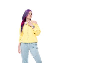 renkli saç ve kulaklık üzerinde beyaz izole boynunda asılı olan güzel kadın