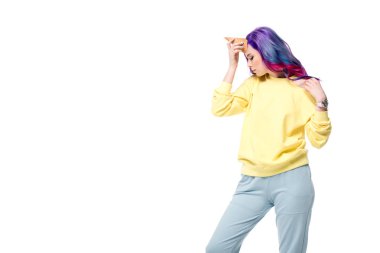 çekici genç kadın taklidi unicorn ile gözleme koni üzerinde beyaz izole alnına