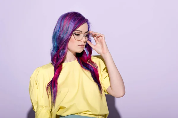 性感的年轻女子与五颜六色的头发和时尚的眼镜粉红色 — 图库照片