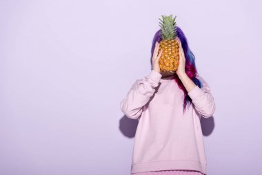 renkli saç ve pembe kazak ananas holding ile güzel genç kadın