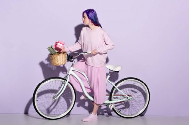 ananas ve hediye ile Bisiklet pink giyim güzel genç kadın kutu sepete