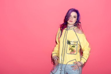 Genç kadında moda kırmızı şeffaf yağmurluk