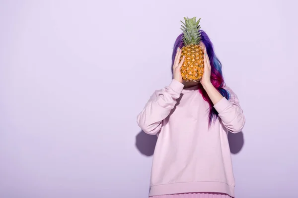 Renkli Saç Pembe Kazak Ananas Holding Ile Güzel Genç Kadın — Stok fotoğraf