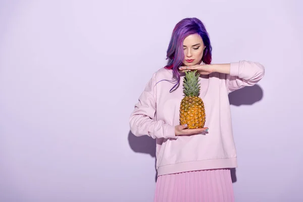 Jovem Atraente Com Cabelo Colorido Camisola Rosa Segurando Abacaxi Rosa — Fotografia de Stock