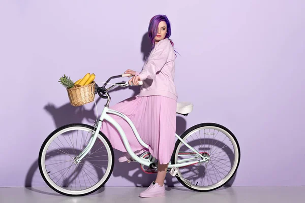 Vista Laterale Giovane Donna Abbigliamento Rosa Bicicletta Con Ananas Banane — Foto Stock