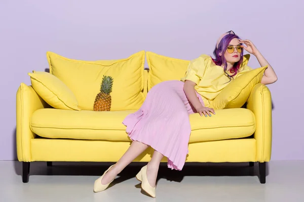 Stilvolle Nachdenkliche Frau Sitzt Auf Gelbem Sofa Mit Ananas — Stockfoto