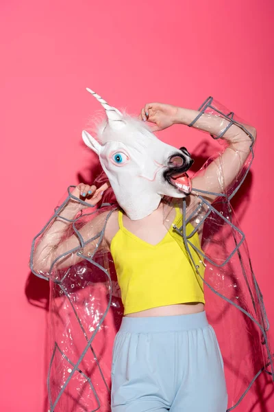 Löjligt Kvinna Fashionabla Genomskinlig Regnrock Och Unicorn Mask Rött — Stockfoto