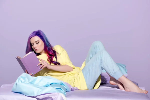 Mulher Jovem Concentrada Com Livro Leitura Cabelo Colorido Cama — Fotografia de Stock