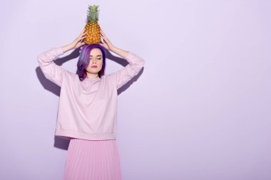pembe kazak ananas kafasına tutan çekici genç kadın