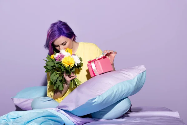 Bela Jovem Com Caixa Presente Flores Sentadas Cama — Fotografia de Stock