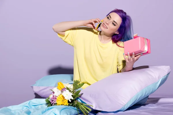 Щаслива Молода Жінка Подарунковою Коробкою Квітами Сидячи Ліжку Розмовляючи Телефону — стокове фото